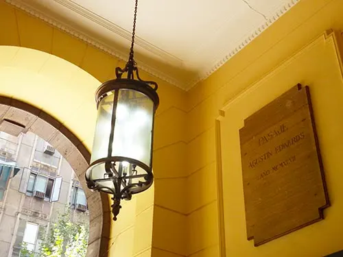 Entrada al Pasaje Agustín Edwards por el Paseo Huérfanos. Foto de Andrea Hoare Madrid - Guía de Santiago de Chile Santiagoando