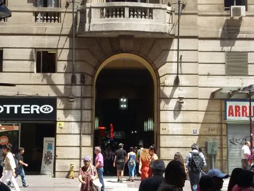 Galerías del Paseo Huérfanos: entrada pasaje Edwards. Guía de Santiago Santiagoando
