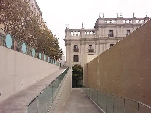 Entrada al Centro Cultural Palacio La Moneda - Santiagoando: guía de Santiago - Foto de Andrea Hoare Madrid