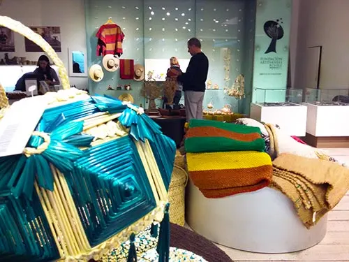 Tienda de la Fundación Artesanías de Chile en el Centro Cultural Palacio La Moneda - Santiagoando: guía de Santiago - Foto de Andrea Hoare Madrid