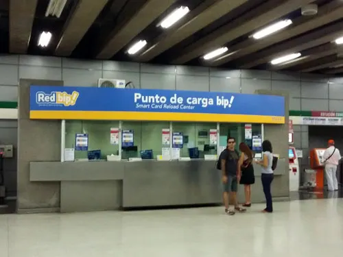 Boleterías del Metro de Santiago: dónde comprar y dónde cargar la tarjeta bip. Foto de Andrea Hoare - Guía de Santiago - Santiagoando