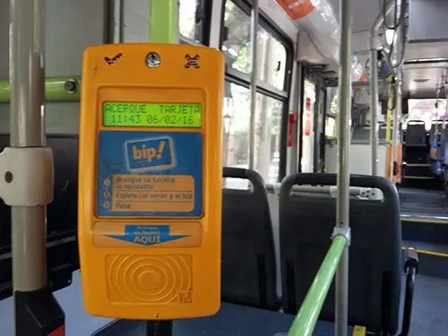 Guía Como Usar El transantiago: validar la tarjeta BIP antes de subir a la micro. Foto de Andrea Hoare - Guía de Santiago - Santiagoando