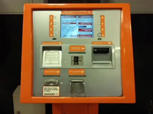 Máquinas automáticas para cargar tarjeta bip. Foto de Andrea Hoare - Guía de Santiago - Santiagoando