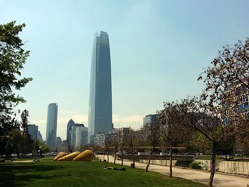 Parque de las Esculturas en Providencia. Vista del Costanera Center. Foto de Andrea Hoare Madrid. Santiagoando: Guía de Santiago