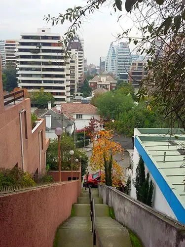 Escalera del Cerro San Luis, vista panorámica del Barrio el Golf. Santiagoando: Guía de Santiago - Foto de Andrea Hoare Madrid