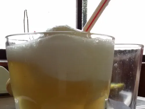 Vaso de terremoto (trago de vino pipeño con helado de piña. Foto de AHM - Santiagoando