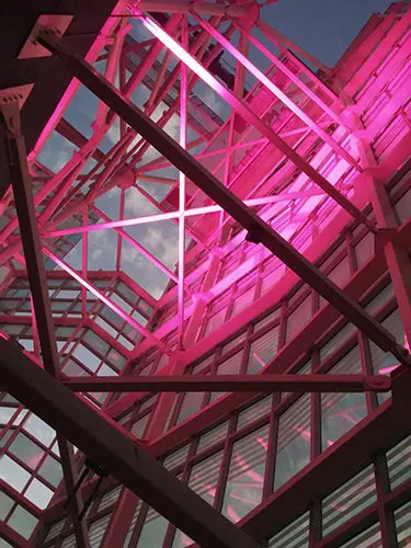 Estructura superior de la torre del costanera center iluminada - Foto de Andrea Hoare Madrid - Santiagoando
