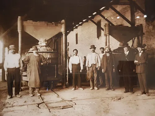 Foto histórica en la bodega de vinificación de Viña Santa Rita en 1920 - Foto de la foto de AHM