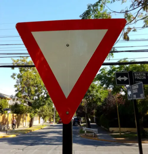 Señal ceda el paso en Santiago Chile - Foto de AHM