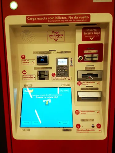 Máquinas automáticas Línea 6 del metro de Santiago permiten recargar la tarjeta Bip con tarjeta de Crédito - Foto de AHM