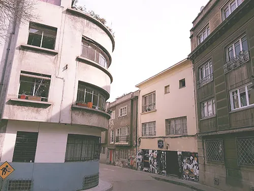 Calles típicas del Barrio Lastarria, uno de los mejores lugares donde dormir en Santiago - Foto de AHM