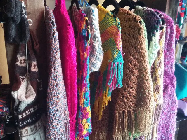 Ropa tejida. comprar ropa en Patronato. Foto tomada por AH para santiagoando bajo Licencia CC Todos los Derechos Reservados https://www.flickr.com/photos/80293605@N07/46629724304/in/album-72157706467012215/