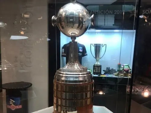 Réplica de la Copa Libertadores ganada por Colo Colo en 1991, hoy en el Museo de Colo Colo. Foto: Javier Ramírez-Musella/Santiagoando.com