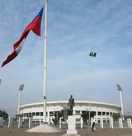 Entrada principal del Estadio Nacional en el Barrio Ñuñoa - Foto de AHM
