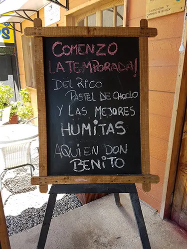 Temporada de pastel de choclo y humitas, letrero local Don Benito Camino a Lonquén- Foto de AHM