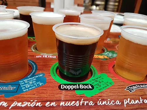 Cata de cervezas en el Bar Kunstmann de Santiago. Foto de AHM