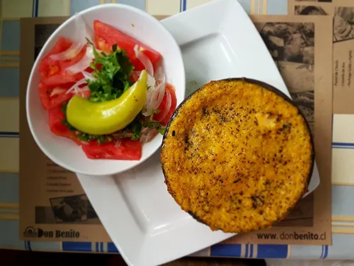 Pastel de Choclo y ensalada chilena con ají - Foto de Andrea Hoare Madrid