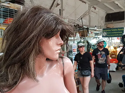 Pasillos de los persas del Bio Bio - Maniquí y gente comprando - Foto de Andrea Hoare Madrid