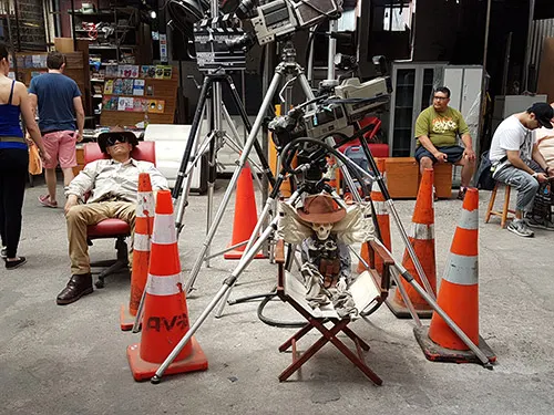 Persa Víctor Manuel en el Barrio Frankyn - Personajes (vendedor de cámaras y luces de cine durmiendo). Foto de Andrea Hoare Madrid