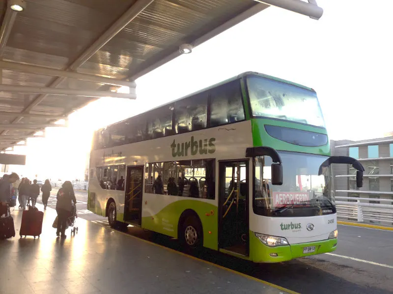 Buses del Aeropuerto Pudahuel: pasajeros abordando la línea Turbus - Foto de AHM