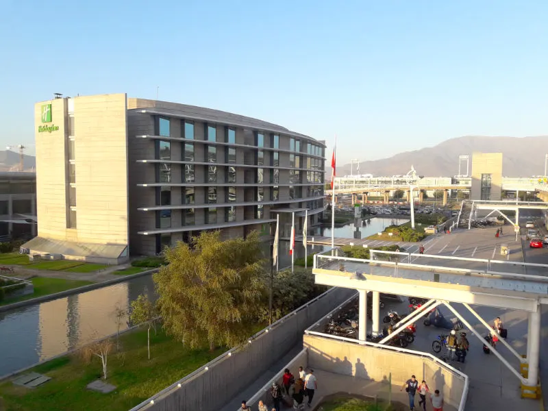 Hotel Holiday Inn a la entrada del Aeropuerto de Santiago de Chile, Aeropuerto Nuevo Pudahuel - Foto de AHM