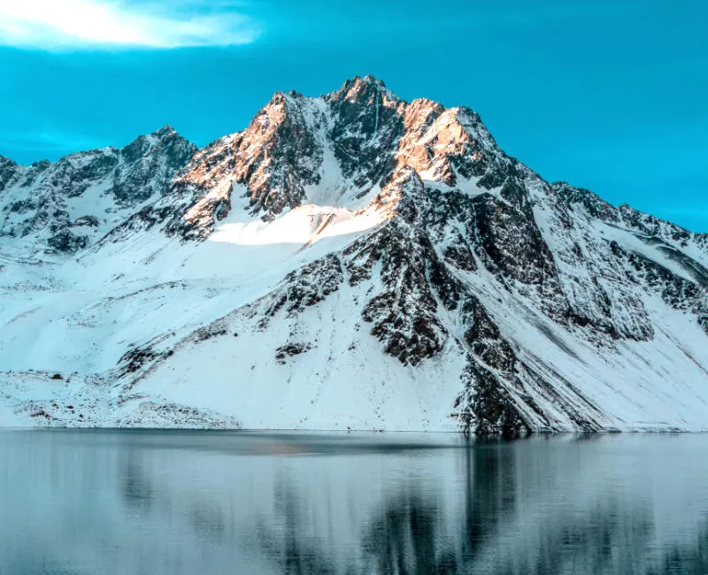 Vista de la Cordillera de Los Andes Nevada y su reflejo en el Embalse el Yeso - Sección de la foto de lf.Franciz !!! disponible en Unsplash en https://unsplash.com/photos/frH6FOncR6M