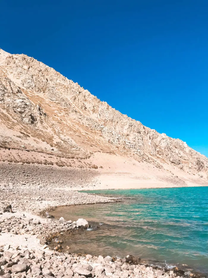 Laguna de la represa El Yeso en verano. Foto de Allan Rodrigues en Unsplash disponible en https://unsplash.com/photos/y5sUQz6cxI4