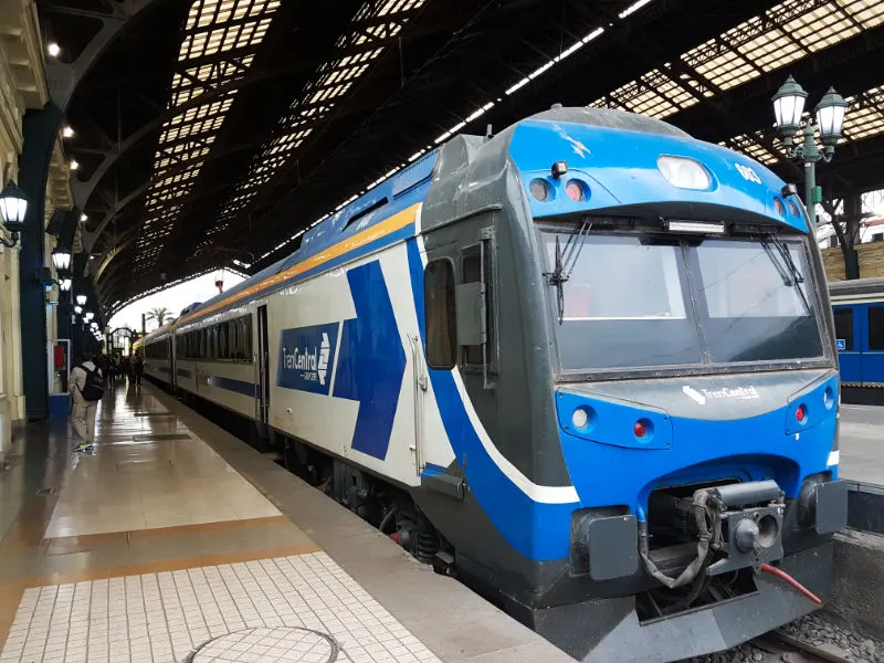 Tren a Chillán detenido en la Estación Alameda de Santiago - Foto de AHM