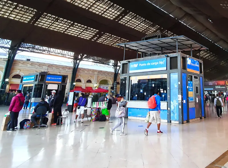 Punto de Carga Bip a la entrada de la Estación Central en Santiago - Foto de AHM