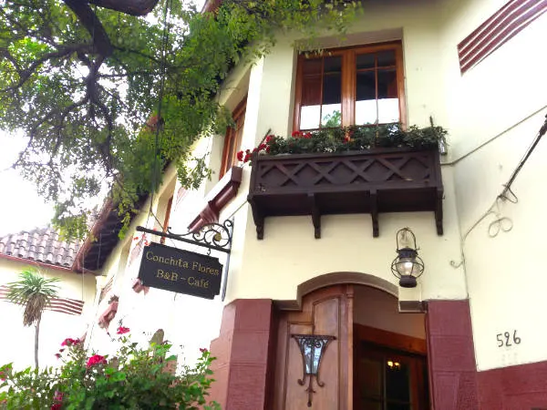 Entrada del Hostal Conchita Flores en la Calle Manuel Montt de Providencia, Santiago de Chile - Foto de AHM
