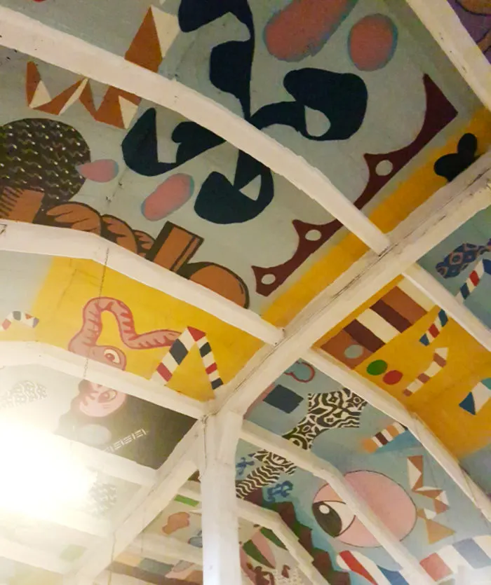Sección del Mural Internet de Basco Vazko (2017) en las cúpulas abovedadas del Galpón 1 del Persa Víctor Manuel - Foto de Andrea Hoare Madrid