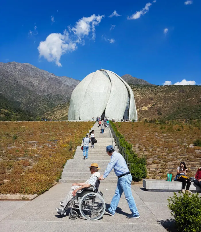 El templo Bahai cuenta con pasarelas para personas en silla de ruedas, todos son bienvenidos en esta casa de adoración del bahaismo. Foto de Andrea Hoare Madrid