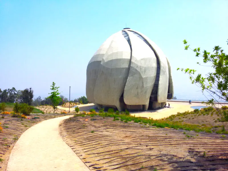 Vista del Templo Bahai de Suramérica desde el mirador. Al fondo se divisa el Valle de Santiago de Chile. Foto de Andrea Hoare Madrid