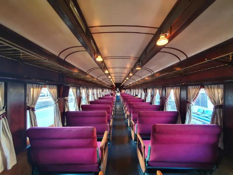 Interior de un coche de primera clase del Tren del Recuerdo. Coche de la flota alemana de 1929. Foto de Andrea Hoare Madrid