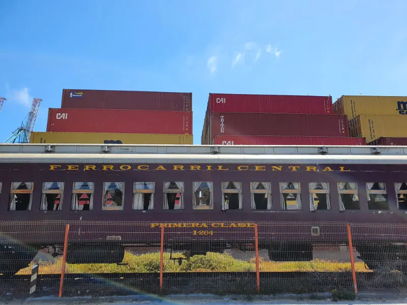 Vagones de primera clase del Tren del Recuerdo detenido en el Puerto de San Antonio - Atrás se ven containers del puerto - Foto de Andrea Hoare Madrid