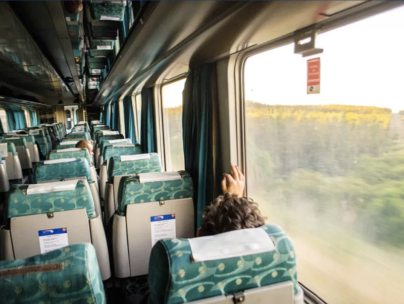 Interior vagón del Tren Nocturno a Concepción. Captura de pantalla de una imagen de la página de EFE disponible en https://tren.cl/tipos-de-asientos/