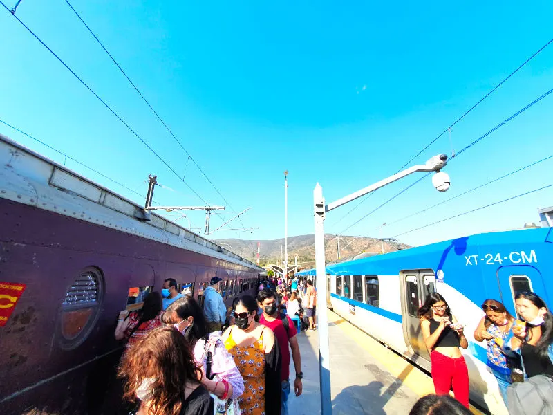 Tren turístico y Tren Limache Puerto esperando a los turistas en la Estación de Limache - Foto de Andrea Hoare Madrid