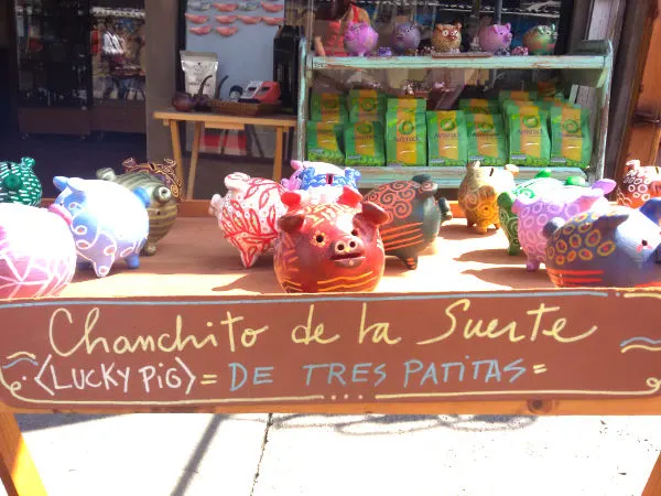 Local de artesanías en el Barrio Bellavista exponiendo Chanchitos de tres patas de greda de Pomaire pintados a mano - Foto de Andrea Hoare Madrid