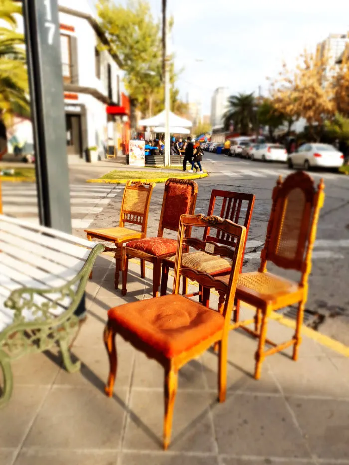 Sillas expuestas en la Calle Caupolicán del Barrio Italia - Foto de Andrea Hoare Madrid