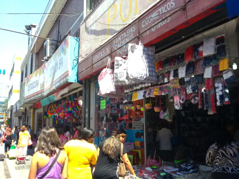 Barrio Meiggs cuenta con cientos de tiendas mayoristas. Foto: Andrea Hoare Madrid/Santiagoando.com