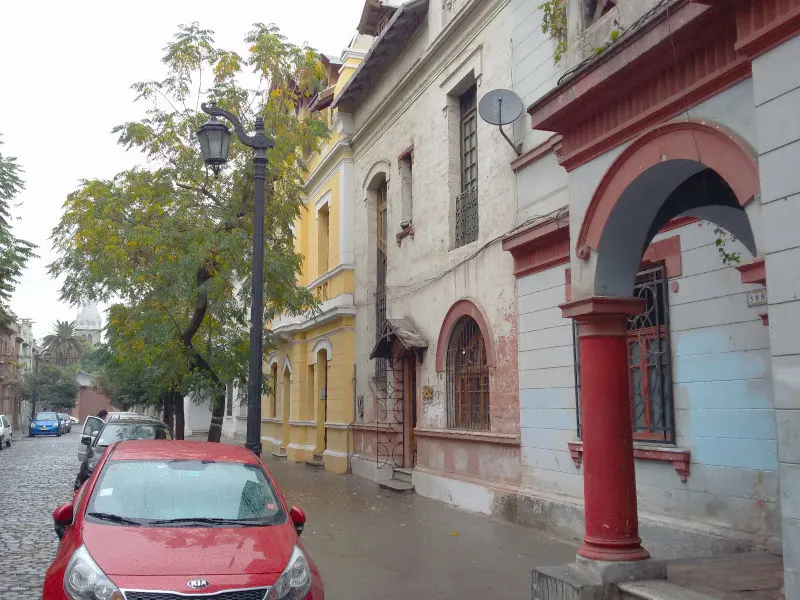 Calle de adoquines del Barrio Yungay y casas - Foto de AHM