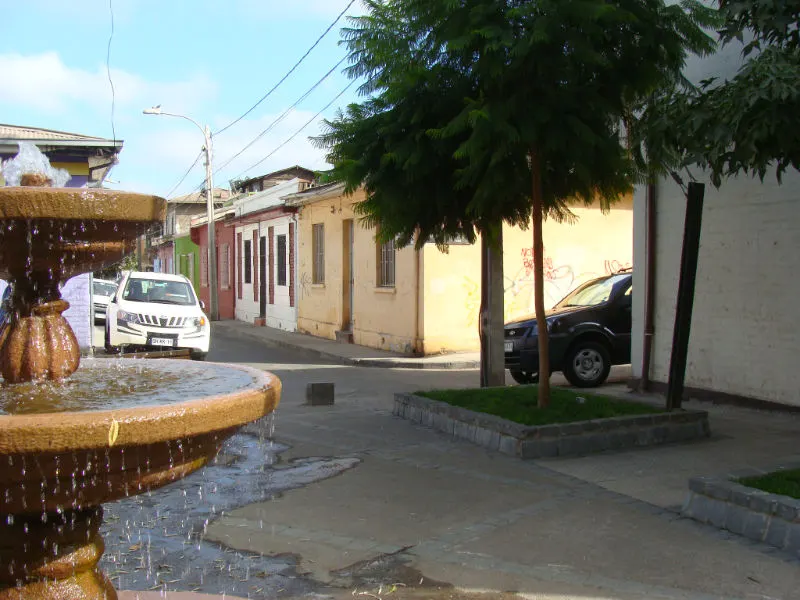 Fuente y calle de casas de un piso de clase media trabajadora en el Barrio Yungay - Foto de Andrea Hoare Madrid