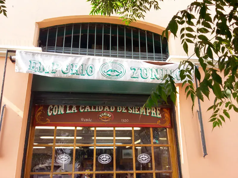 Fachada del Emporio Zunino en Santiago Centro - Allí fabrican una de las mejores empanadas chilenas - Foto de AHM