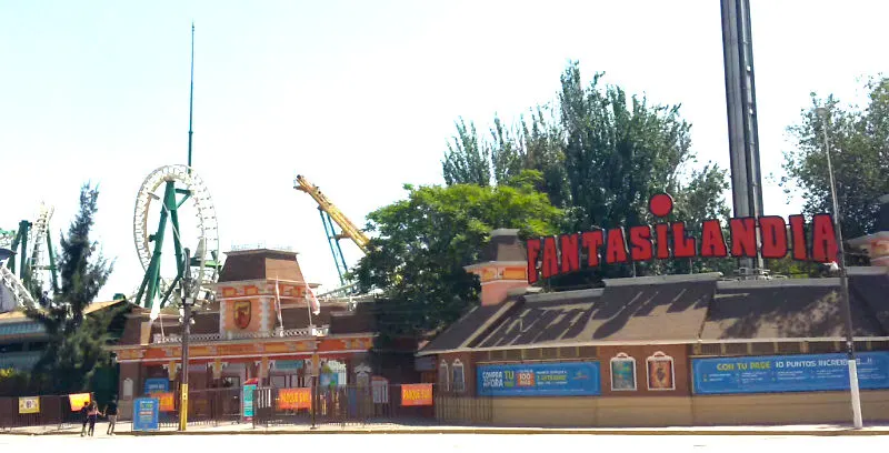 Entrada del Parque de Diversiones Fantasilandia vecino al Parque O'Higgins - Foto de AHM