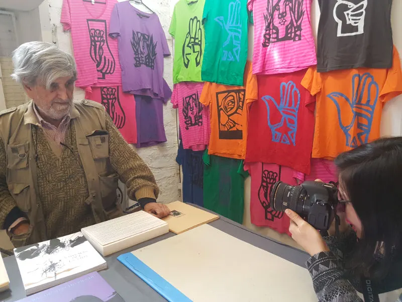 Lorena Tasca fotografiando al artista plástico chileno Guillermo Núñez en el Persa Víctor Manuel - Santiago 8 septiembre 2018 - Foto de Andrea Hoare Madrid