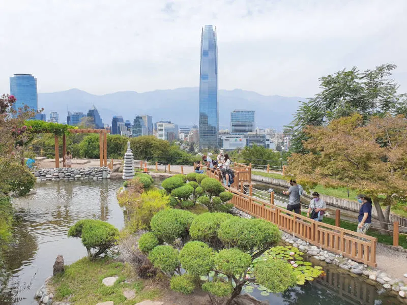 Edificio Costanera Center y otros edificios de Santiago Oriente vistos desde el Jardín Japonés del Cerro San Cristóbal en Santiago - Foto de Andrea Hoare Madrid