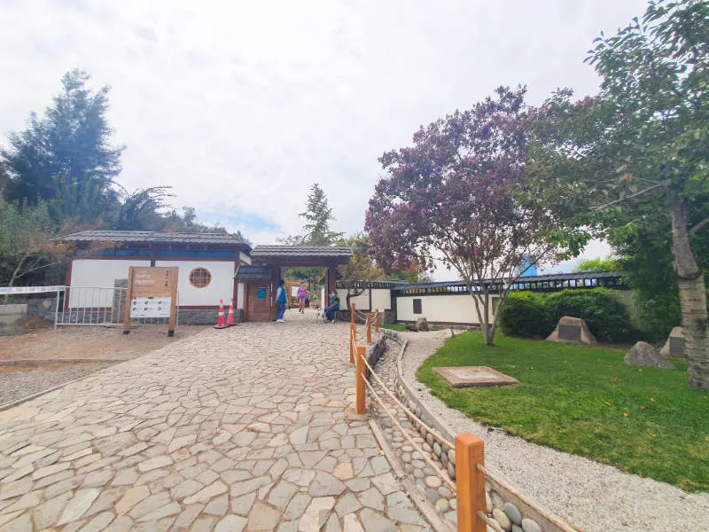 Entrada al Jardín Japonés de Santiago en el Cerro San Cristóbal - Foto de Andrea Hoare Madrid