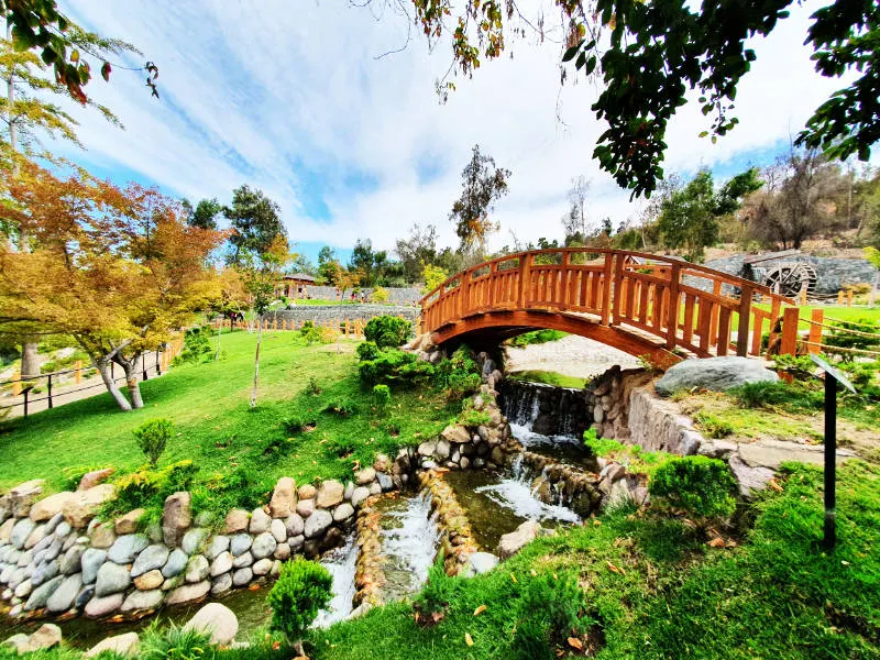 Puente del Jardín Japonés del Cerro San Cristóbal o Parque Metropolitano de Santiago un día de verano - Foto de Andrea Hoare Madrid