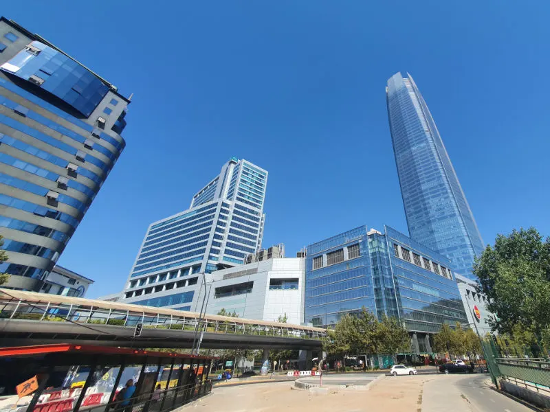 Vista panorámica del Mall Costanera Center, a la izquierda la pasarela y a la derecha la Gran Torre Santiago - Foto de Andrea Hoare Madrid