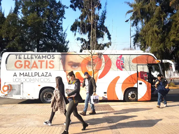 Bus gratis desde el metro al Mall Plaza Los Dominicos en Las Condes, Santiago - Foto de AHM